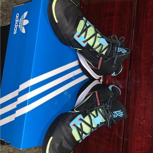 Nike Kyrie’s - Picture 3 of 3